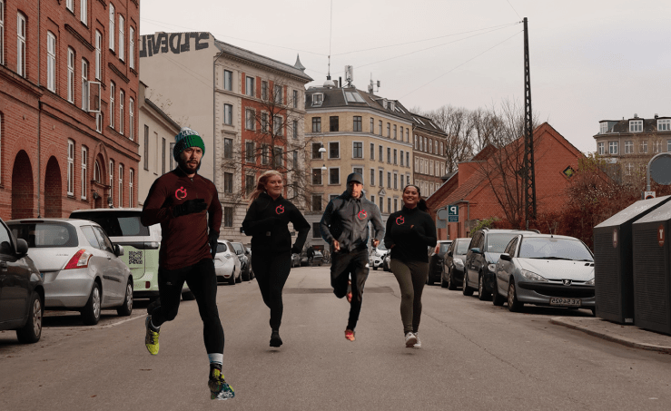 En gruppe af mennesker der løber sammen
